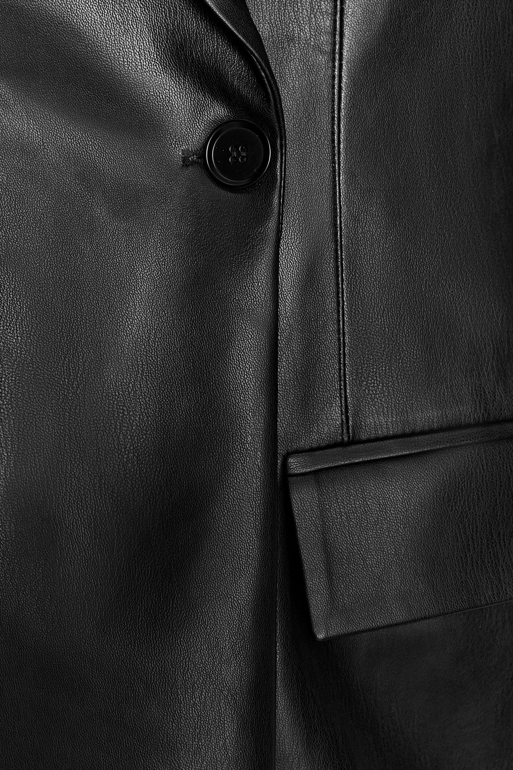 FITTED FAUX LEATHER BLAZER